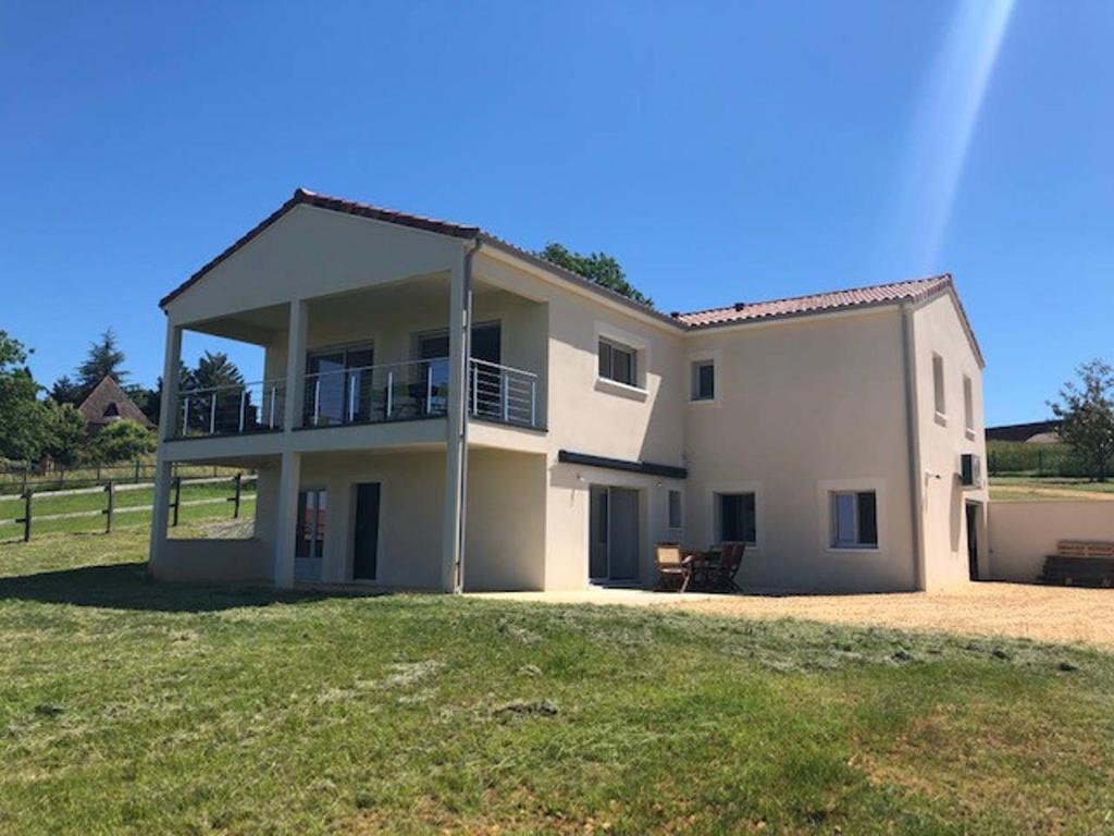 une grande maison blanche avec une grande cour dans l'établissement Plus belle la vue, à Coux-et-Bigaroque