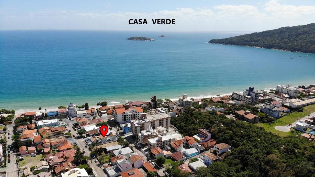 uma vista aérea de uma cidade e do oceano em Casa VERDE - A 70 Metros da Areia da Praia dos Ingleses - 6 Pessoas em Florianópolis