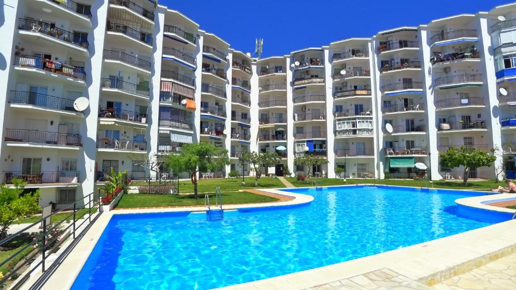 un grande condominio con una grande piscina di Edf Almijara - Sleeps 4 a Nerja