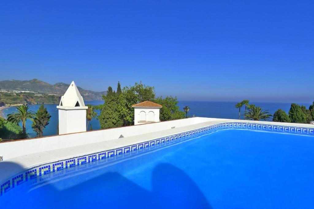 una piscina con vistas al océano en Carabeo 99 - Sleeps 4 en Nerja