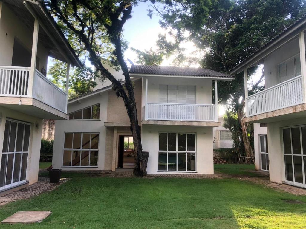 ein Haus mit Rasen davor in der Unterkunft Casa em Pauba in São Sebastião