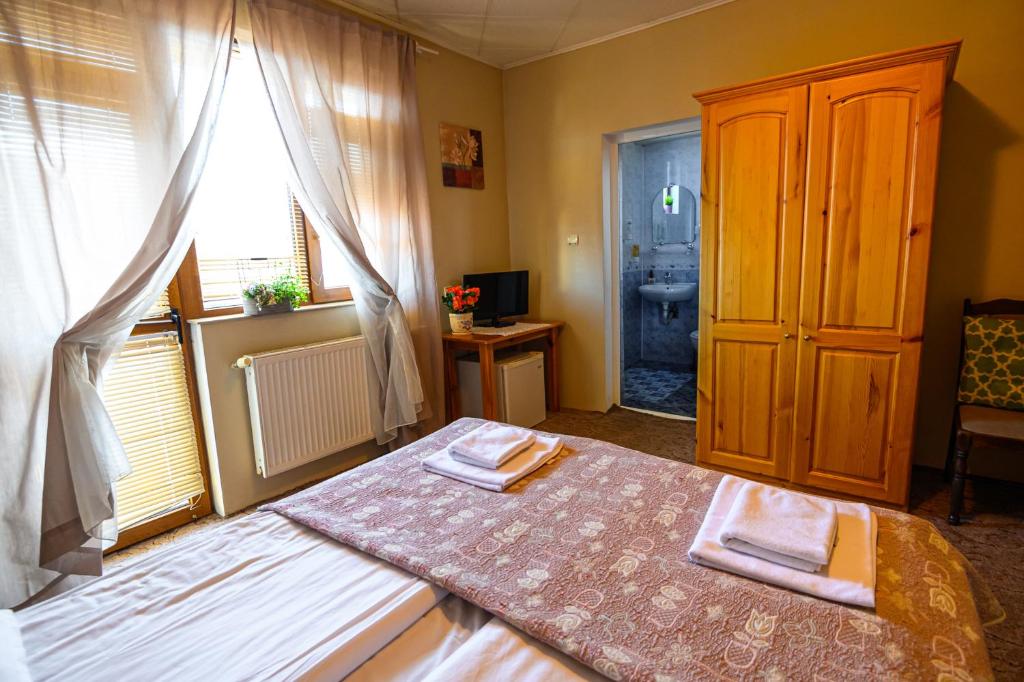 Postel nebo postele na pokoji v ubytování Family Hotel Chichin