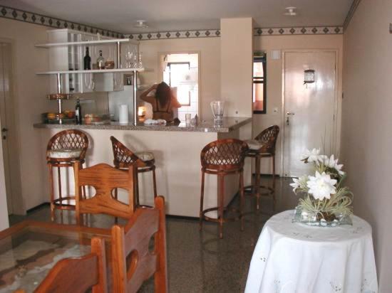 une salle à manger avec une table et des chaises ainsi qu'une cuisine dans l'établissement Aquaville Resort Porto Das Dunas block 63, à Aquiraz