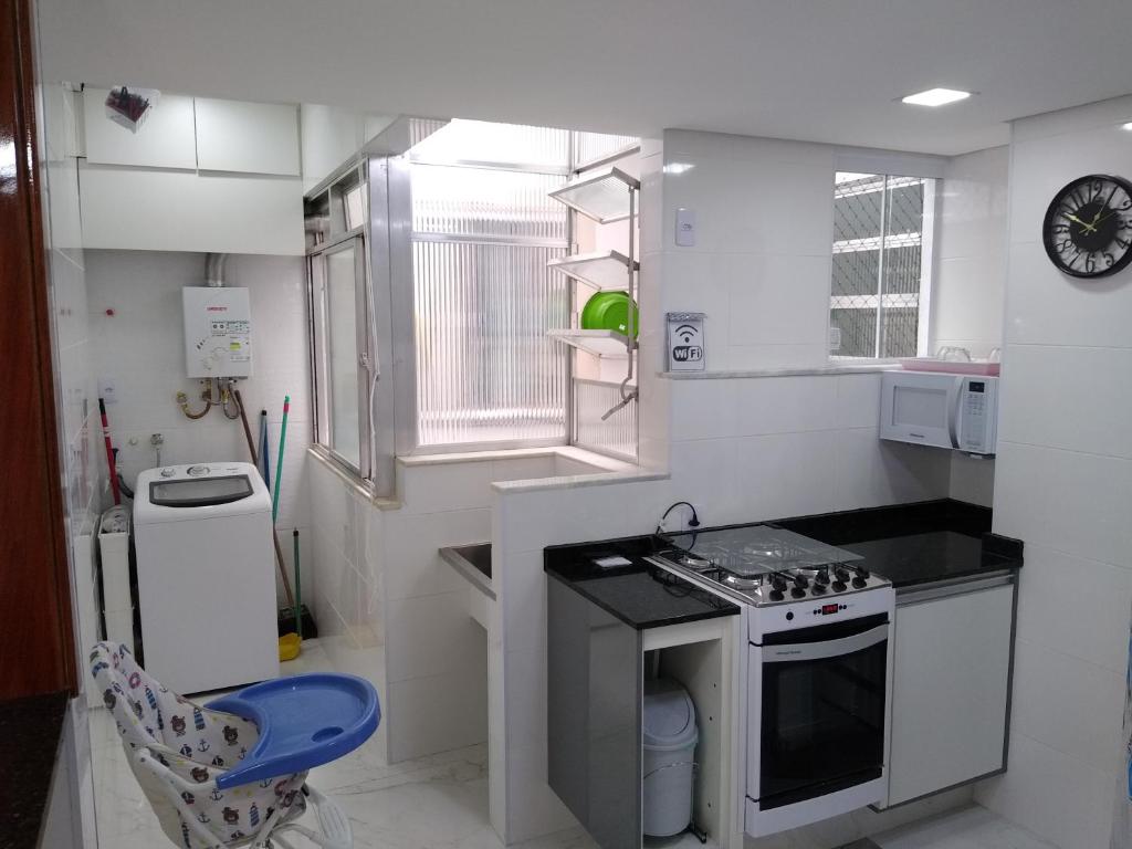 Ensolarado ao lado do shopping com garagem e Wifi