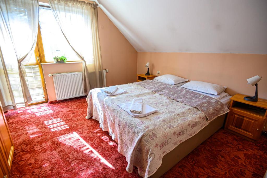 Postel nebo postele na pokoji v ubytování Family Hotel Chichin