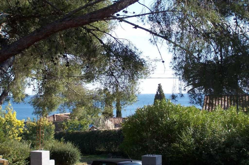 une vue d'un plan d'eau depuis un cimetière dans l'établissement CALYPSO 1731, aux Issambres