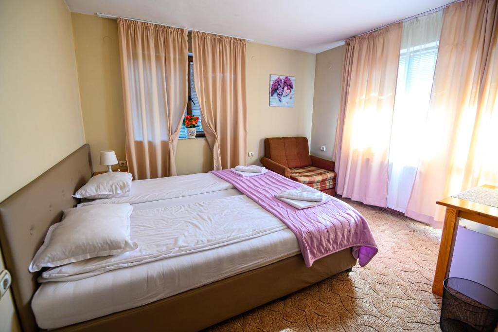 Postel nebo postele na pokoji v ubytování Family Hotel Chichin