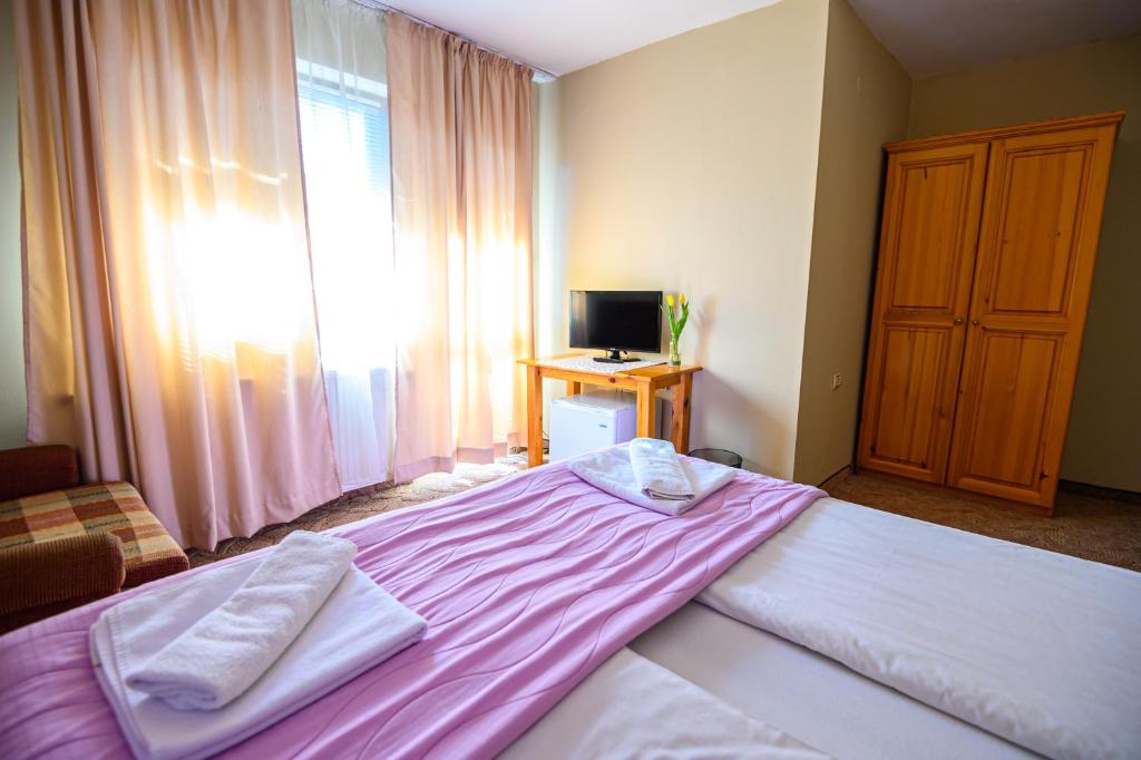 Postel nebo postele na pokoji v ubytování Family Hotel Chichin