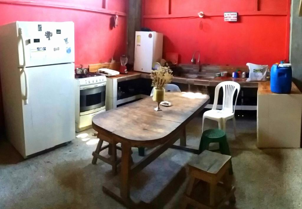 Kuchyň nebo kuchyňský kout v ubytování Hostal Camping Sin Fronteras Mompiche