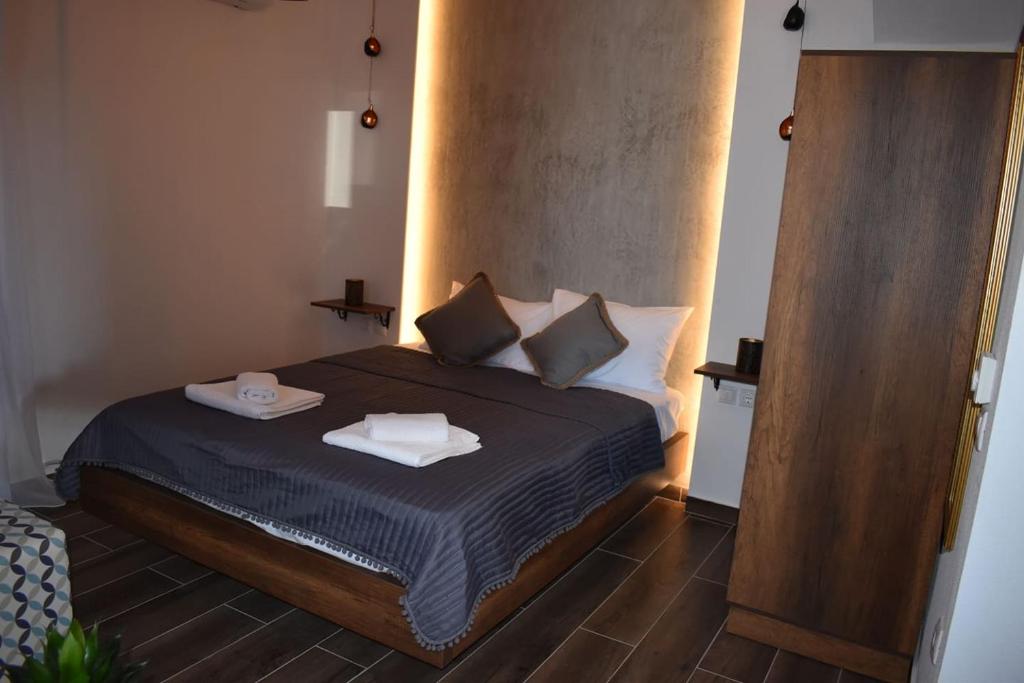 een slaapkamer met een bed met twee handdoeken erop bij Aigli Luxury Studios in Nea Roda