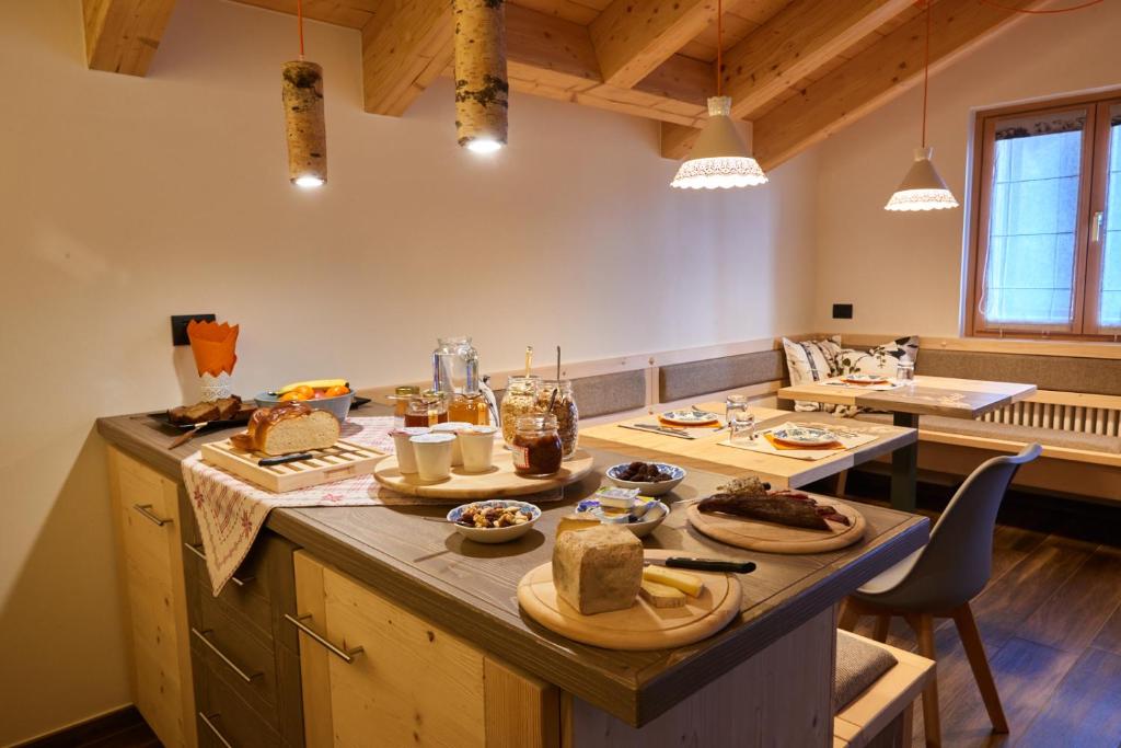 kuchnia z dużą wyspą z jedzeniem w obiekcie PiodaHaus B&B w mieście Piedilago
