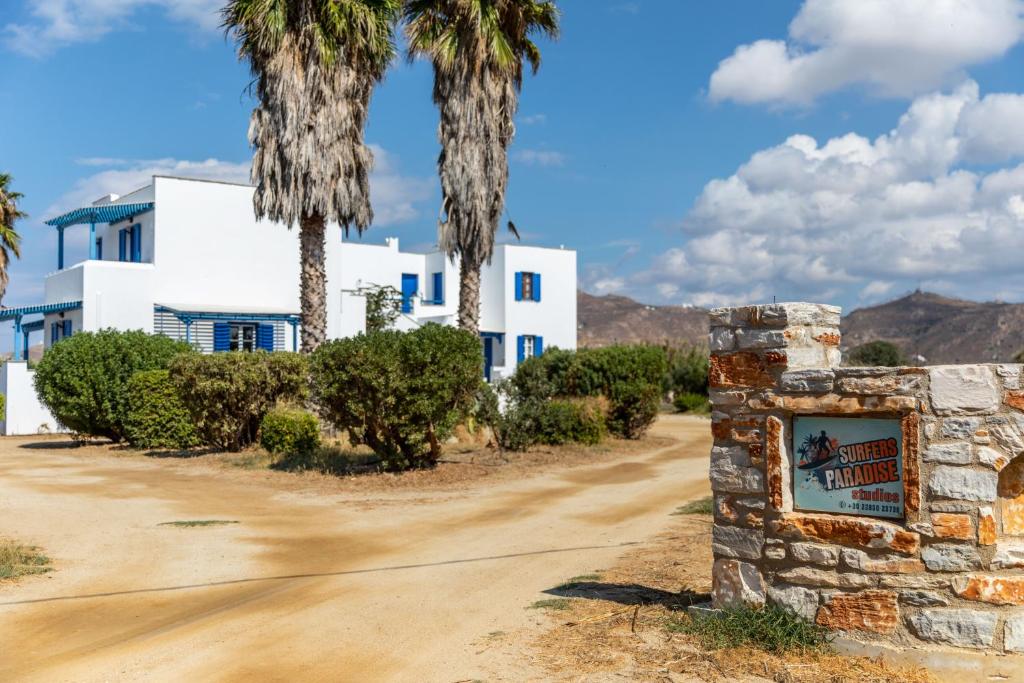 una casa con palmeras y un camino de tierra en Surfer Paradise, en Naxos Chora