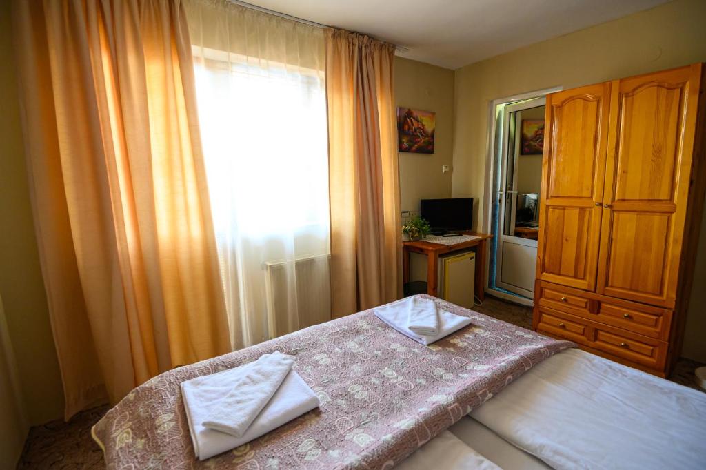 Postel nebo postele na pokoji v ubytování Family Hotel Chichin