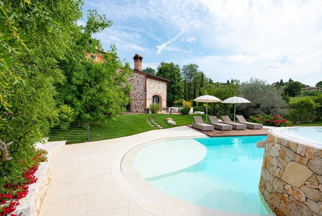 Bazén v ubytovaní Borghetto San Biagio Relais Agriturismo alebo v jeho blízkosti