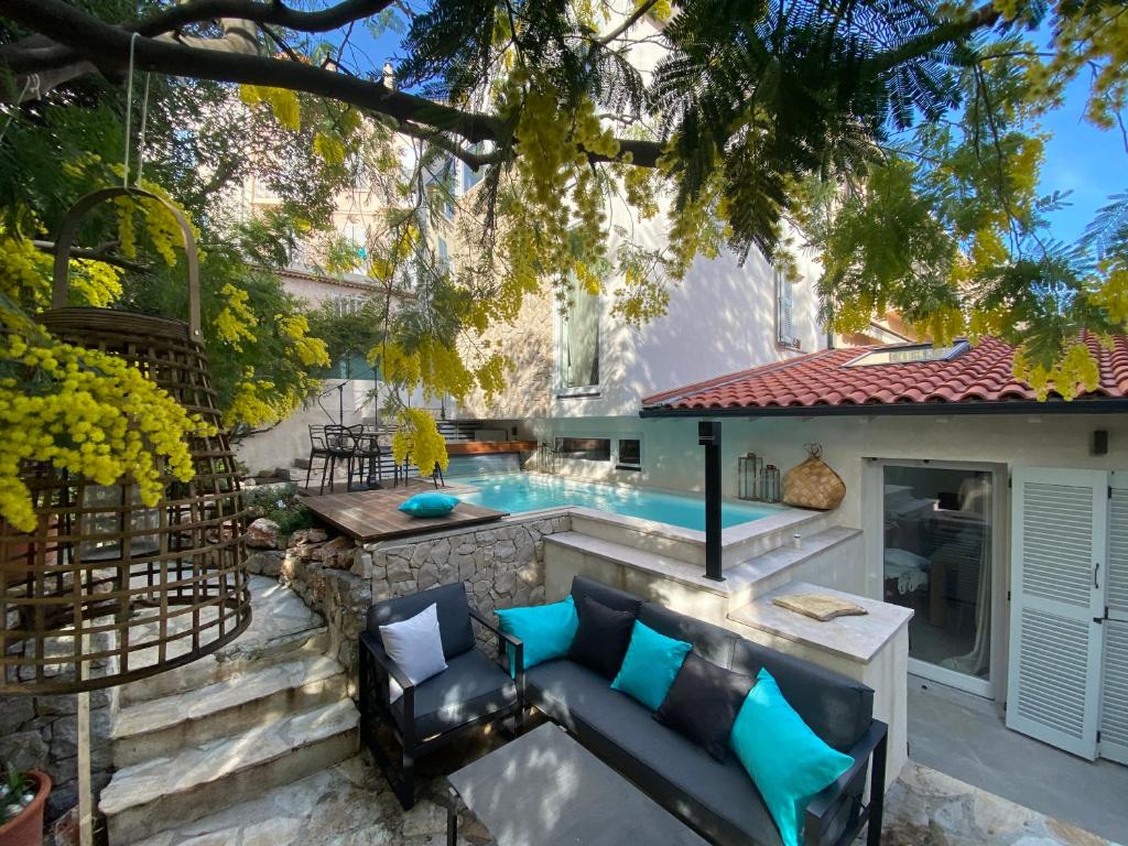 une terrasse avec un canapé et une piscine dans l'établissement Cannes cote sud, à Cannes