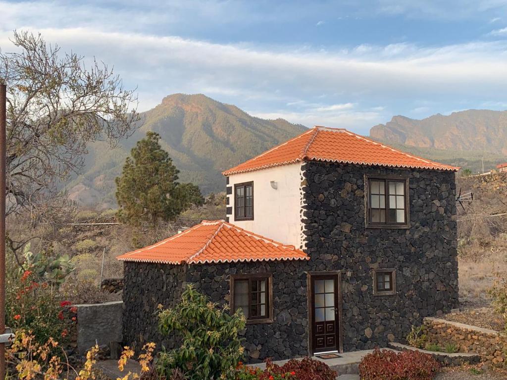 エル・パソにあるCasa Antiguaのオレンジ色の瓦屋根の石造家