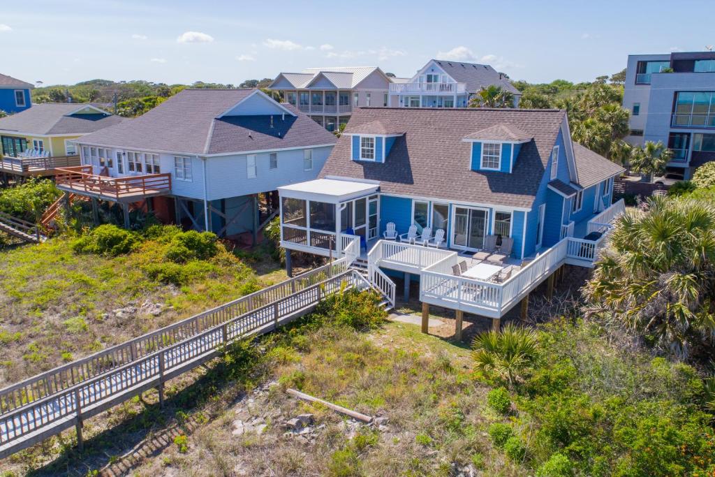 eine Luftaufnahme eines Hauses am Strand in der Unterkunft Blue Bayou in Folly Beach