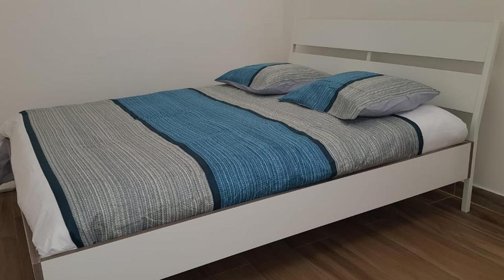 Tempat tidur dalam kamar di Alojamiento para descansar en tranquilidad con todo a mano