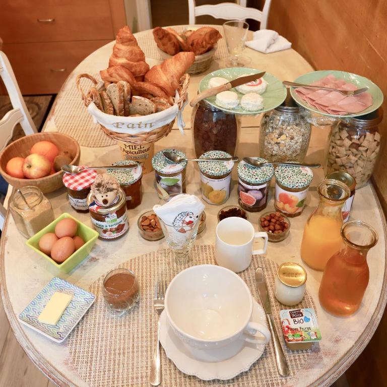! A découvrir ! NATURALBNB - Chambres d'hôtes zen au calme - Top confort et reposant - PARKING GRATUIT SECURISE - Garage vélos et motos - OFFERT COPIEUX PETIT DEJEUNER fait maison sucré-salé, local et bio - Accueil et convivialité garantis ! - ダブルルーム
