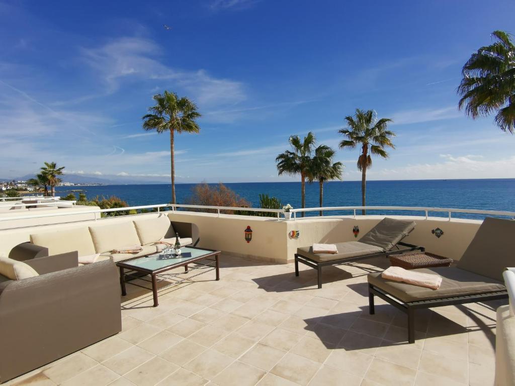 un patio con vistas al océano en Sinfonia Del Mar Apartment, en Estepona