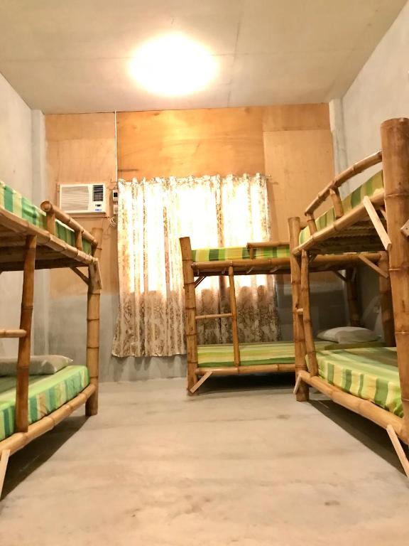 Letto o letti a castello in una camera di Sharky Hostel Oslob