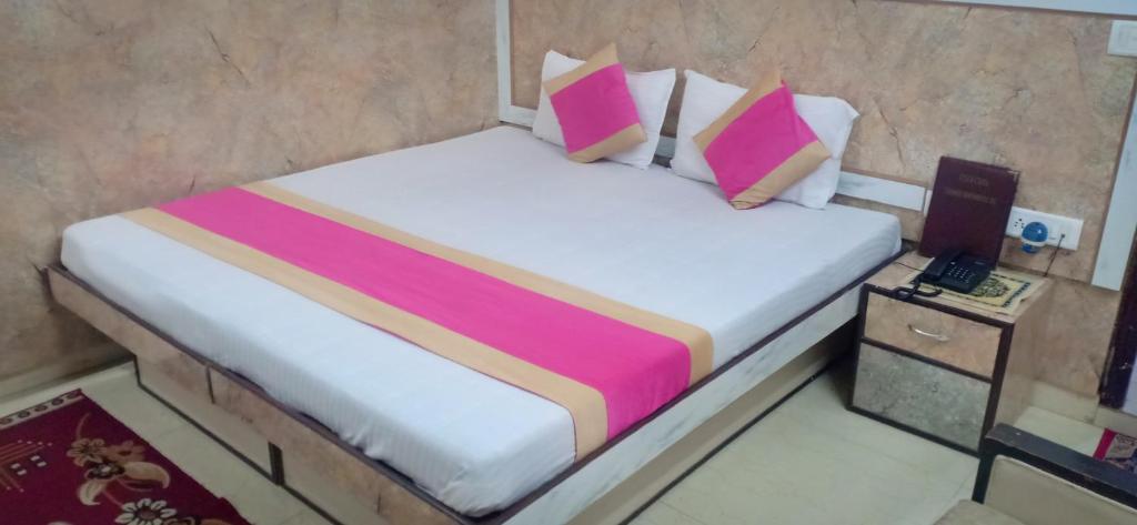 Cama o camas de una habitación en Hotel Su Shree Continental 5 Minutes Walk From New Delhi Railway Station