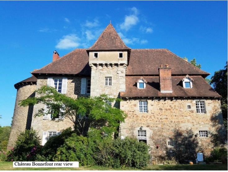 リモージュにあるChateau de Grand Bonnefontの屋根付きの大きなレンガ造りの建物