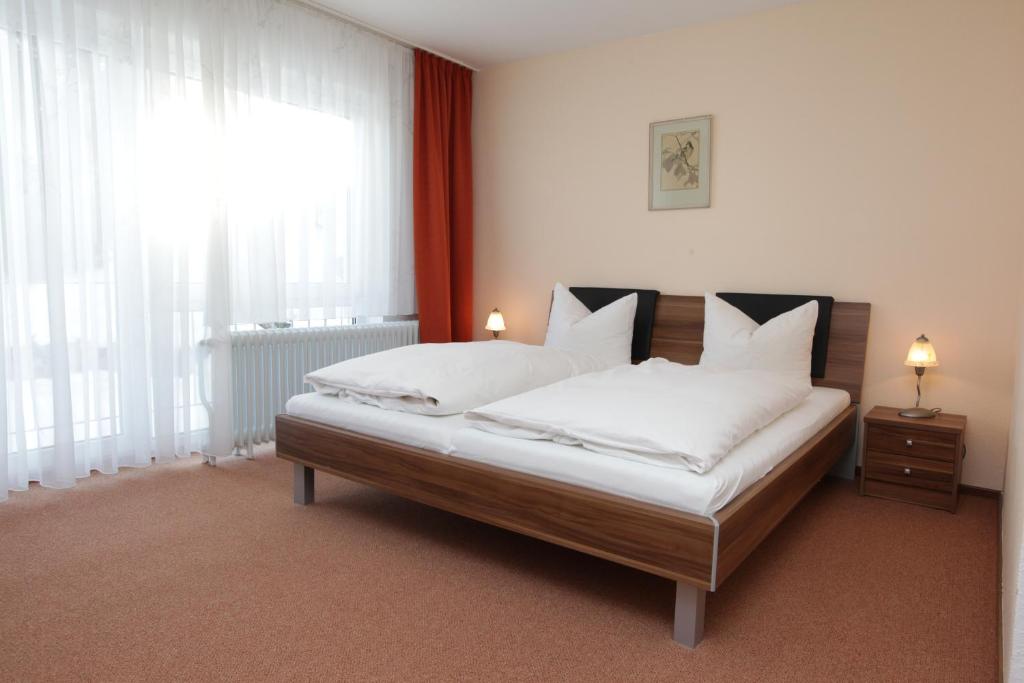 Postel nebo postele na pokoji v ubytování Hotel an der Sonne & Restaurant Zum Schneiger