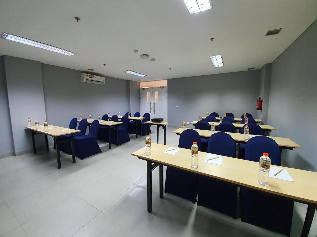 El área de trabajo o centro de convenciones de POP! Hotel Diponegoro
