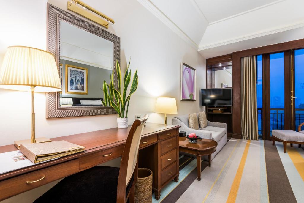 Ruang duduk di Hotel Chatrium Royal Lake Yangon