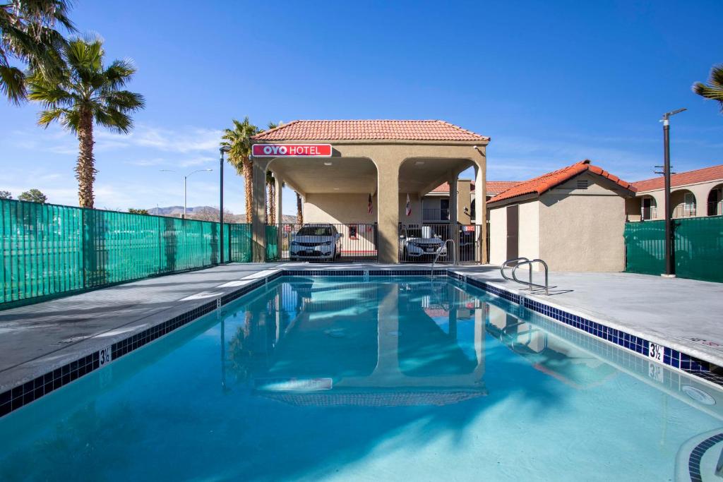 Swimming pool sa o malapit sa OYO Hotel Palmdale - Antelope Valley