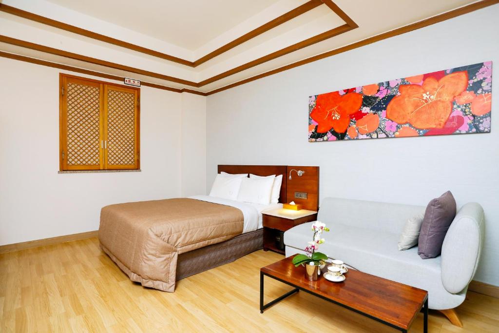Tempat tidur dalam kamar di Incheon Airport Hotel Queen