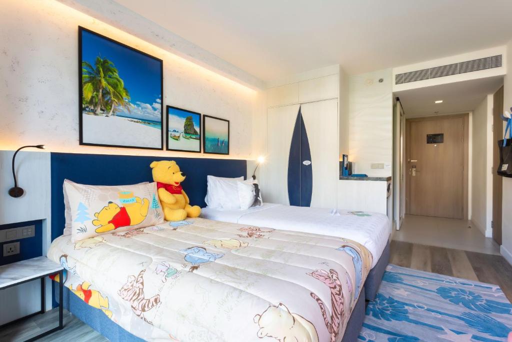 Postel nebo postele na pokoji v ubytování Hotel Clover Patong Phuket - SHA Plus
