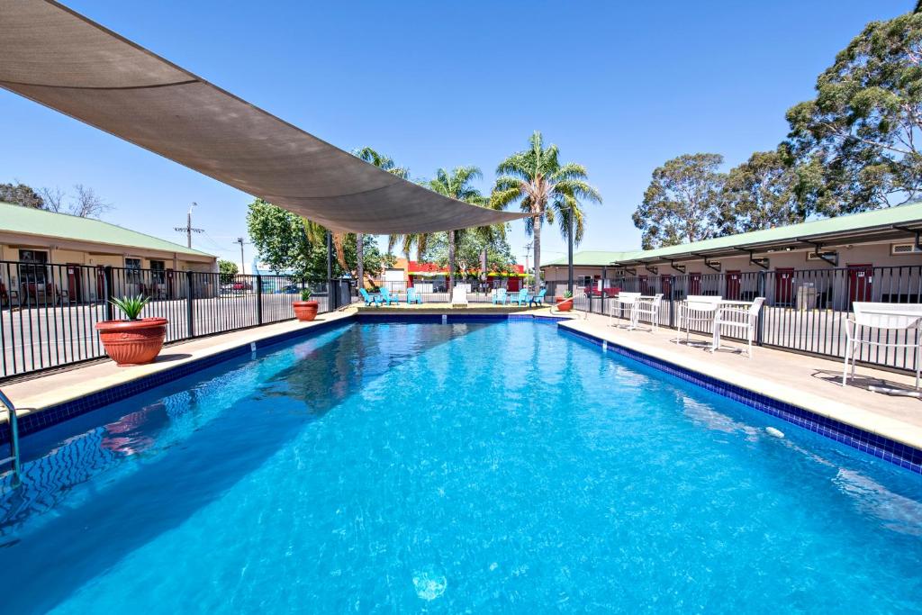 The swimming pool at or close to Matilda Motor Inn