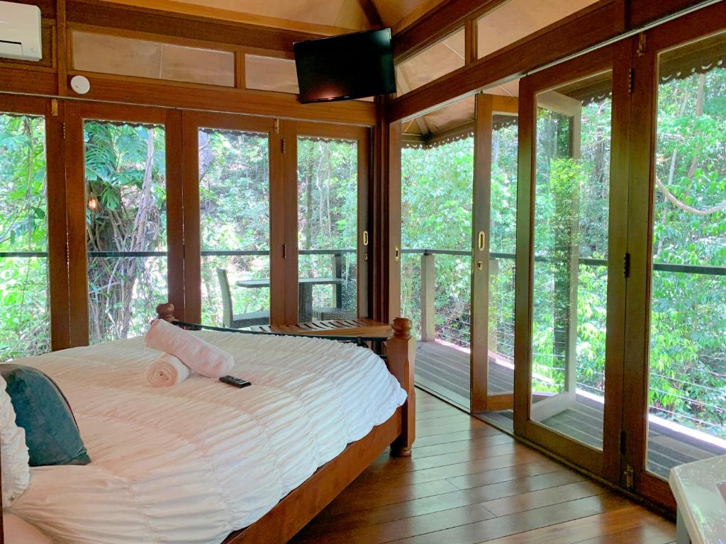 Postel nebo postele na pokoji v ubytování Cairns Rainforest Retreat