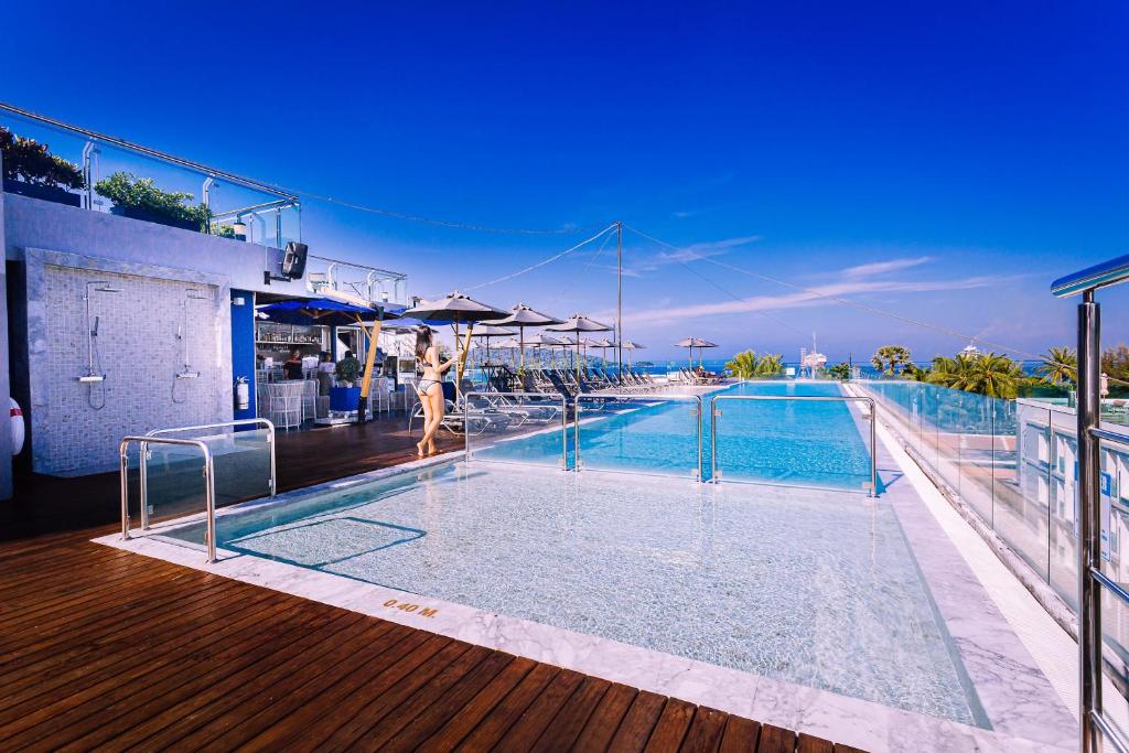 Bazén v ubytování Hotel Clover Patong Phuket - SHA Plus nebo v jeho okolí
