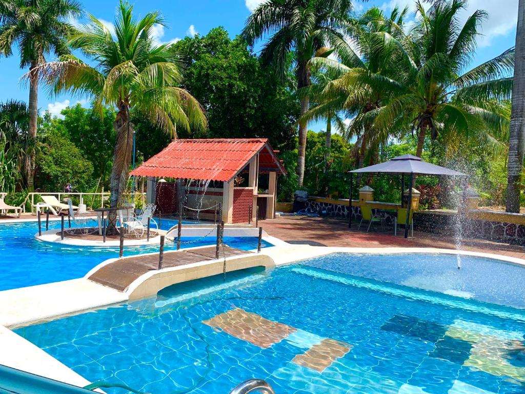 basen z altaną i fontanną w obiekcie Hotel Green River w mieście Izamal