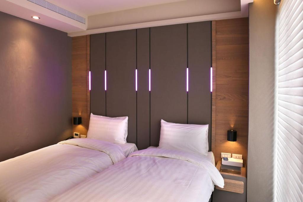 Rúm í herbergi á KIWI SHARE HOTEL ZHONGLI