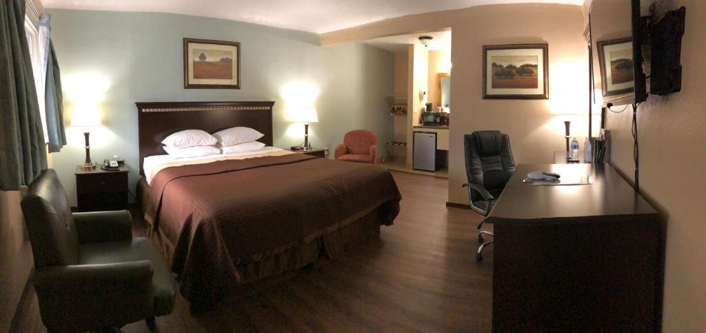 Tempat tidur dalam kamar di Value Inn Motel EUGENE AIRPORT