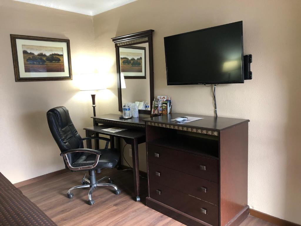 TV a/nebo společenská místnost v ubytování Value Inn Motel EUGENE AIRPORT