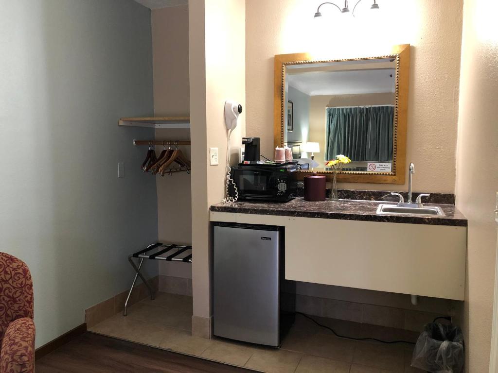 Kuchyň nebo kuchyňský kout v ubytování Value Inn Motel EUGENE AIRPORT