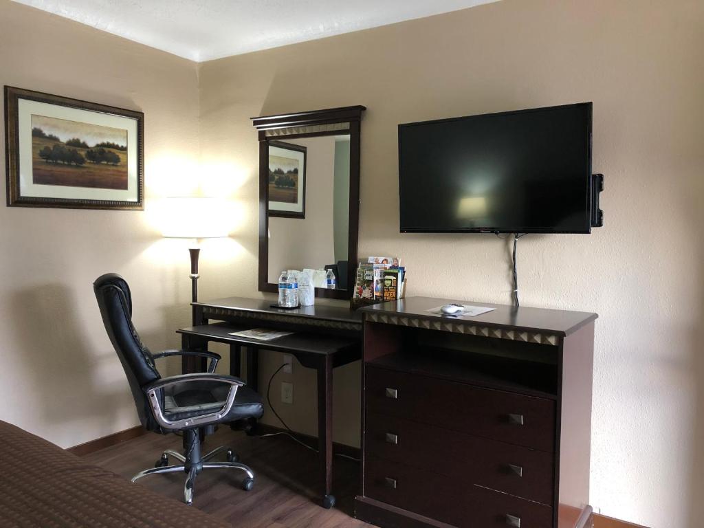 TV a/nebo společenská místnost v ubytování Value Inn Motel EUGENE AIRPORT