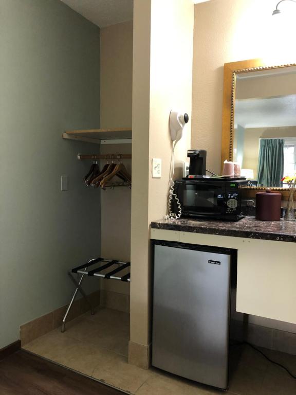 Kuchyň nebo kuchyňský kout v ubytování Value Inn Motel EUGENE AIRPORT