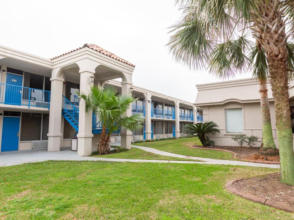 Travelodge by Wyndham Baton Rouge East - Housity