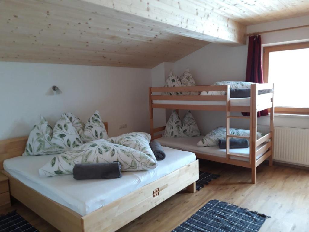 Bunk bed o mga bunk bed sa kuwarto sa Ferienwohnung Schiestl