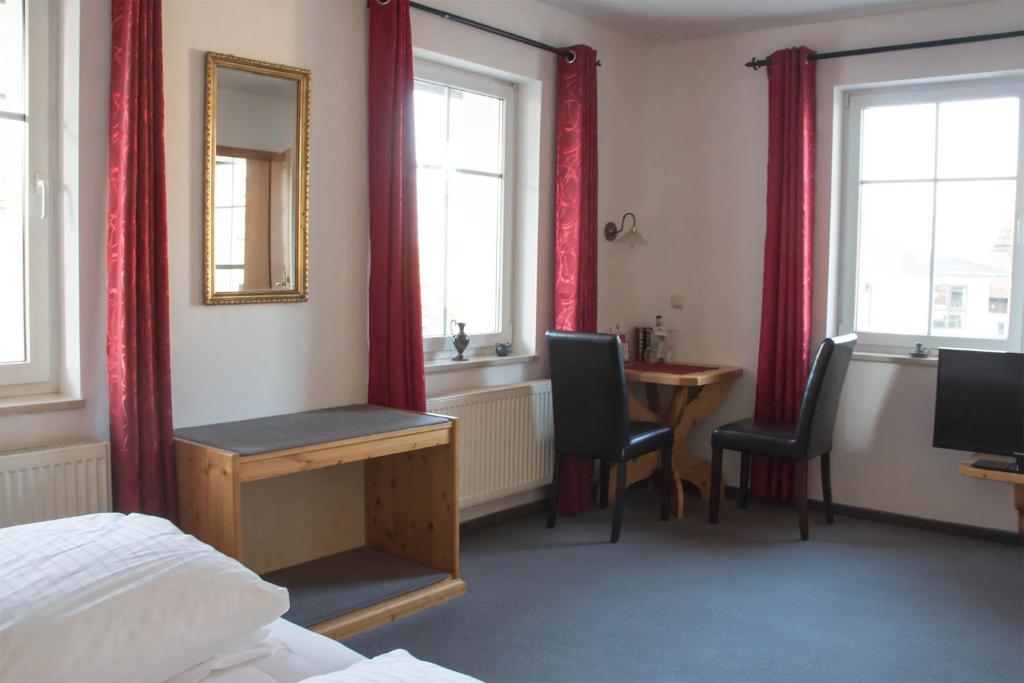 Postel nebo postele na pokoji v ubytování Hotel Gasthof Weißer Löwe