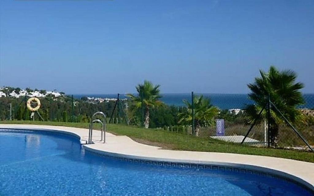 uma piscina com vista para o oceano em Casa Julia em Casares