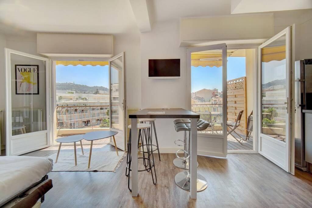 une chambre avec un lit et un bureau et un balcon dans l'établissement Le Maria - Cannes - Renovated Feb 2025, à Cannes
