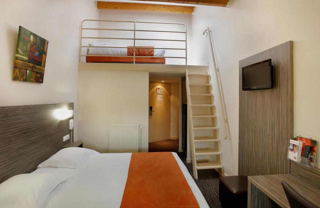a bedroom with a bed and a bunk bed at The Originals City, Hôtel L&#39;Acropole, Saint-Etienne Sud (Inter-Hotel) in La Ricamarie