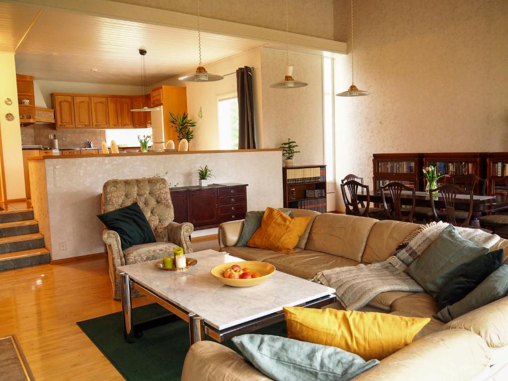 ein Wohnzimmer mit einem Sofa und einem Tisch in der Unterkunft Koski-Ketola in Kokemäki